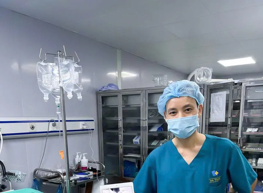 Bác sĩ Quảng trong phòng mổ